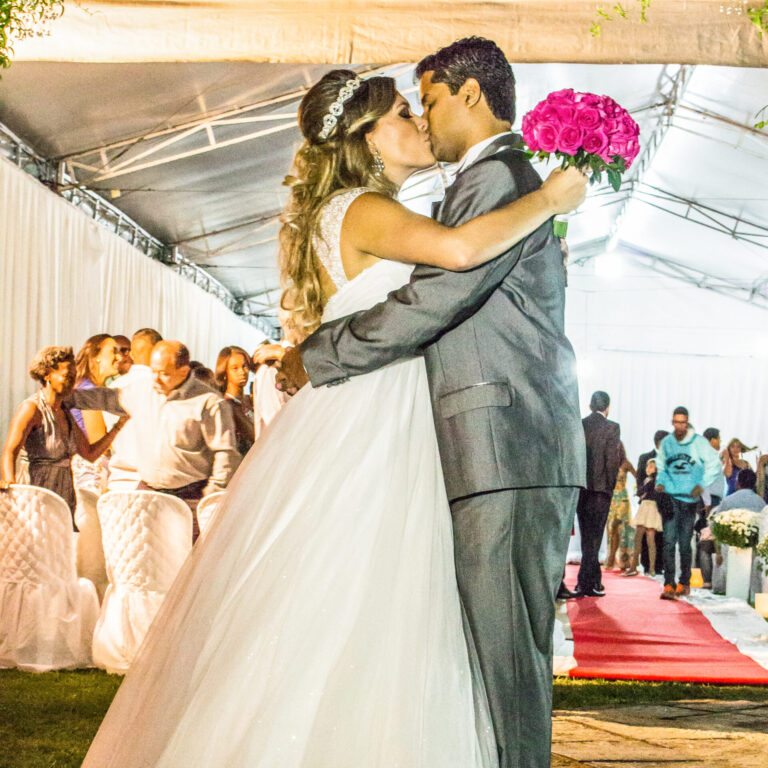Fotografia de Casamento em Juiz de Fora | Casados se Beijando | Beijo de Casamento| Fotógrafo em Juiz de Fora | Videomaker Leonardo Amorim | Curso de Fotografia e Vídeo