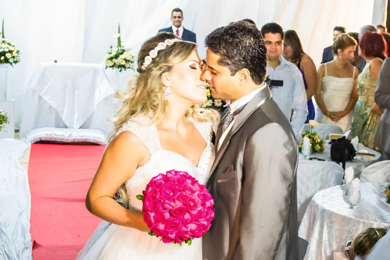 Fotografia de Casamento | Casamento Civil Juiz de Fora | Casal | Fotógrafo em Juiz de Fora | Videomaker Leonardo Amorim | Curso de Fotografia e Vídeo | Beijo | Matrimônio